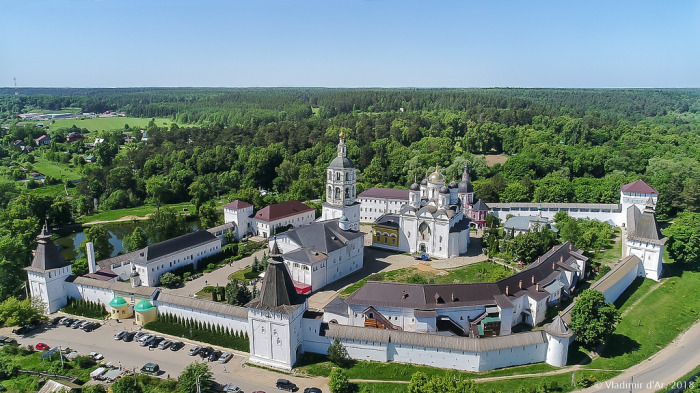Свято-Успенский Псково-Печерский монастырь – один из самых древних и крупных  мужских монастырей в России