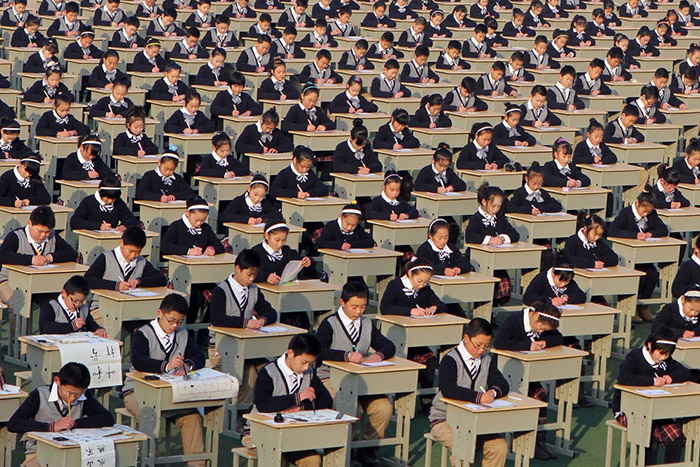 На едином экзамене в Китае царят очень строгие правила. Не уложился в отведенное время – экзамен не сдал; разговаривал – результат аннулируется; пойман на списывании – пожизненный запрет на пересдачу.