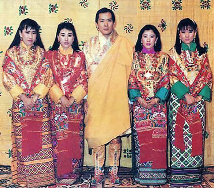 Четвёртый Король Бутана Джигме Сингье Вангчук и его четыре жены, являющиеся сестрами