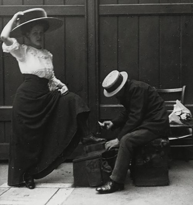 Чистка обуви на улице в начале XX века