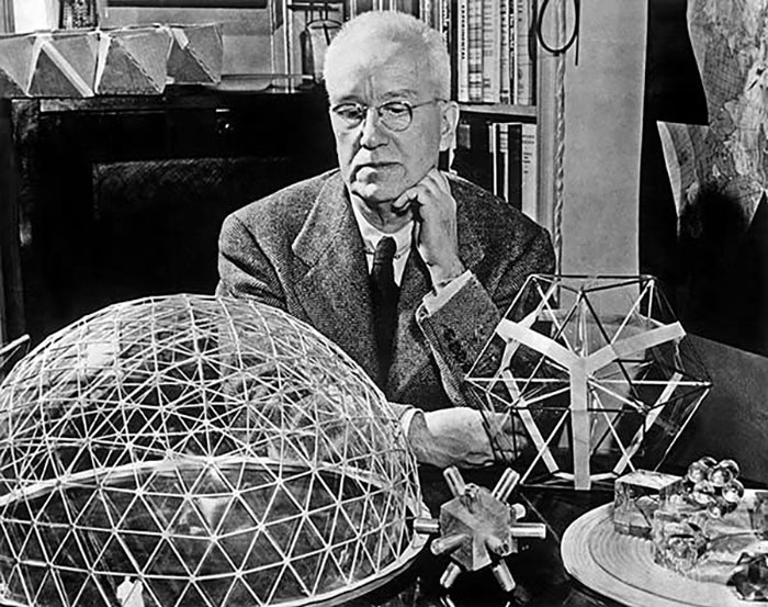 Наиболее известное открытие Фуллера – геодезическая сфера. Это ячеистая структура, состоящая из тетраэдров, которая становится тем крепче, чем больших размеров достигает.