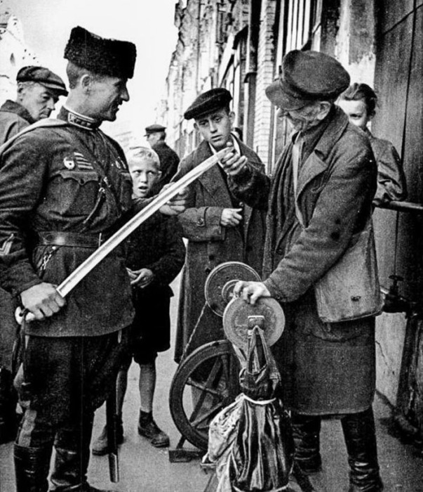 Точильщик ножей, 1942 год