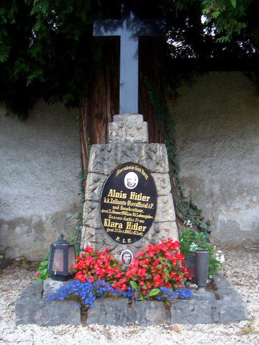 Памятник на могиле родителей Гитлера снесли в 2012 году. / Фото: www.wikimedia.org