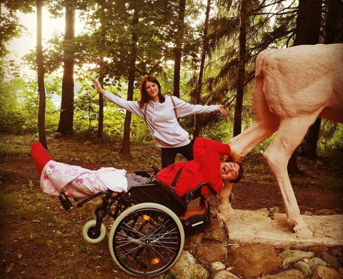 Михаил Казаков даже в инвалидной коляске не теряет бодрости духа. / Фото: www.instagram.com