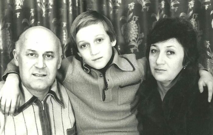 Гоша Куценко с родителями. / Фото: www.eva.ru