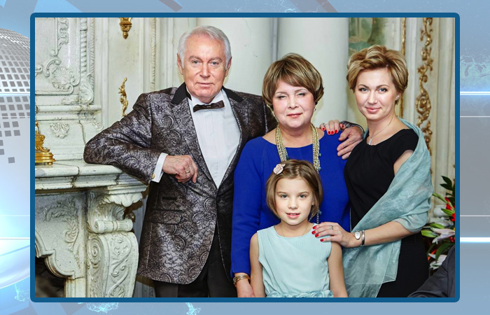 Евгений Кочергин с женой, дочерью Ириной и внучкой.