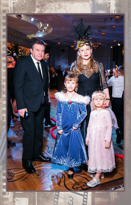 Алексей Учитель и Юлия Пересильд с дочерями.