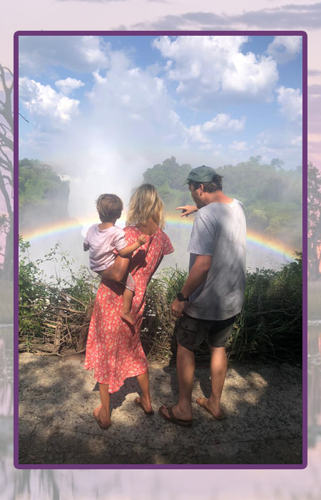 Ольга Демидова с мужем и сыном у водопада.