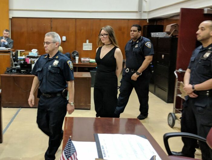 Анна Делви в зале суда. / Фото: www.sanalbasin.com