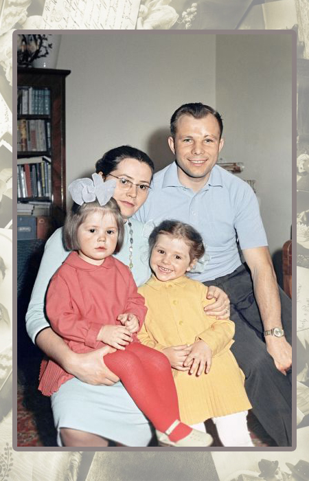 Юрий Гагарин с женой и дочерями.