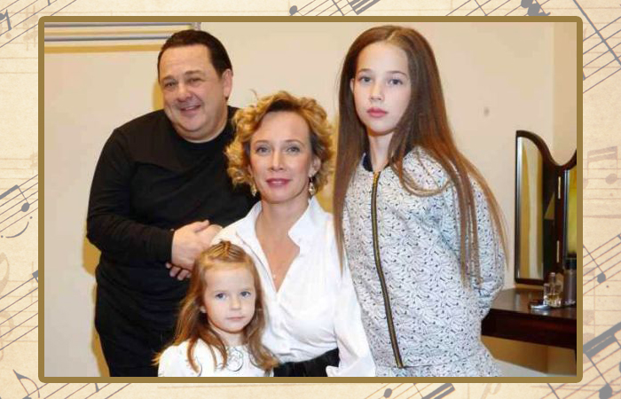 Игорь Саруханов и Татьяна Костычева с дочерями.