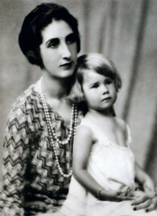 Каэтана Альба в детстве с мамой. / Фото: www.que.es