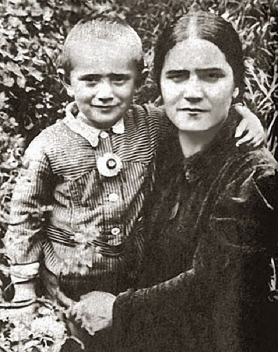 Армен Джигарханян с мамой Еленой Васильевной. / Фото: www.twimg.com