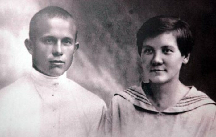 Никита Хрущёв и Нина Кухарчук, родители Сергея. / Фото: www.tunnel.ru