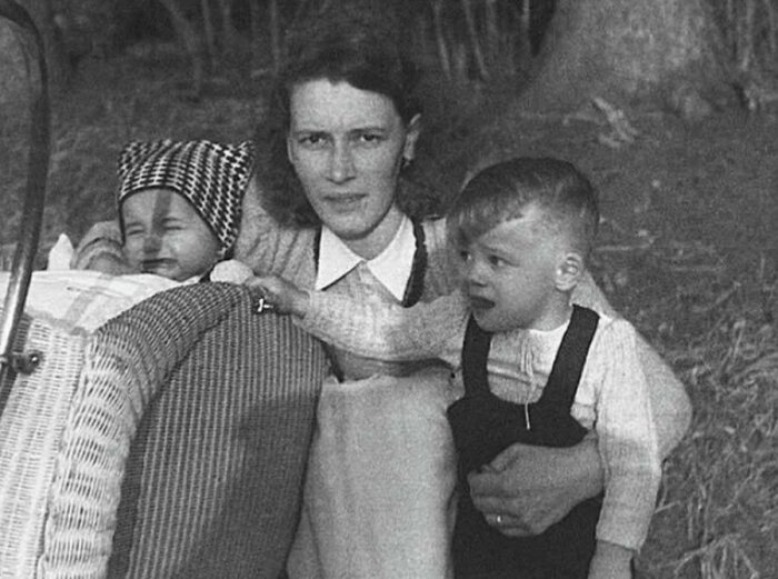 Арнольд и Майнхард Шварценеггеры в детстве с мамой. / Фото: www.womantea.ru