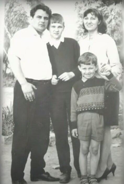 Николай Добрынин в детстве с родителями и старшим братом. / Фото: www.1tv.ru