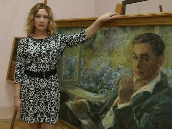 Анна Тихонова с портретом отца. / Фото: www.7days.ru