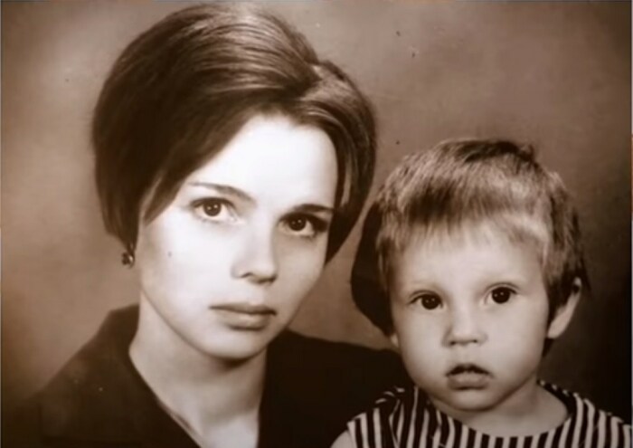 Галина Беляева в детстве с мамой. / Фото: www.smotrim.ru