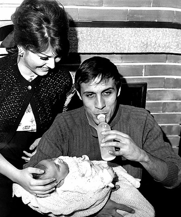 Адриано Челентано, Клаудия Мори и их дочь Розита. 1965 год. / Фото: www.rai.tv