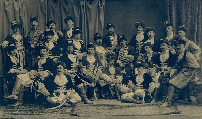 Группа офицеров на балу 1903 года. / Фото: www.wikimedia.org