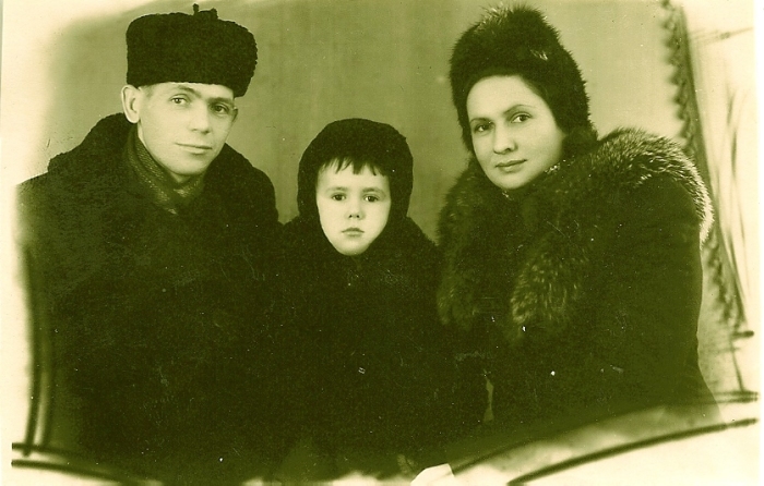 Станислав Садальский в детстве с родителями. / Фото: www.peoples.ru