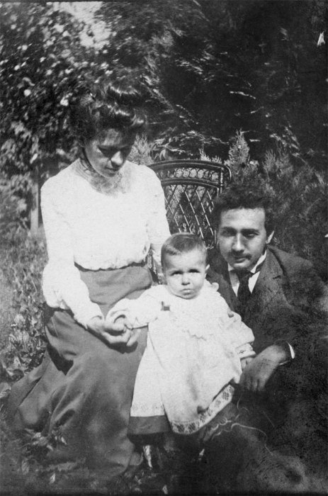 Альберт Эйнштейн и Милева Марич со старшим сыном Гансом. / Фото: www.yandex.net