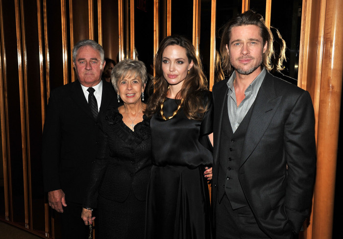 Анджелина Джоли с мужем и его родителями. / Фото: www.woman.ru