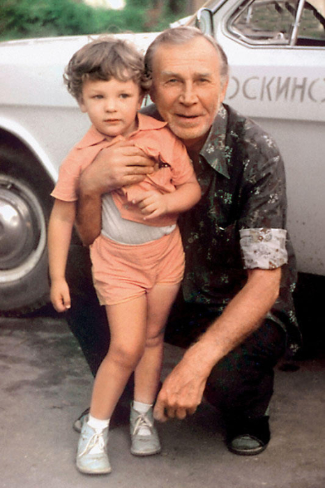  Иван Лапиков с внуком. / Фото: www.7days.ru