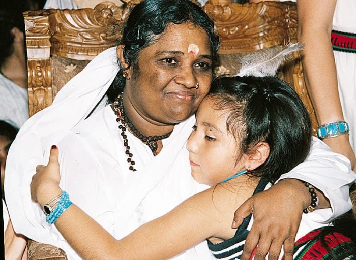 «Обнимающая мать»: Как индийская девочка стала святой и одарила ...