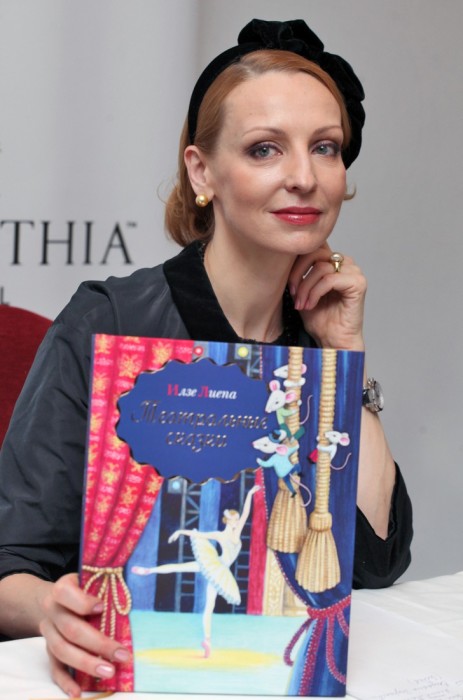 Илзе Лиепа с книгой «Театральные сказки». / Фото: www.woman.ru