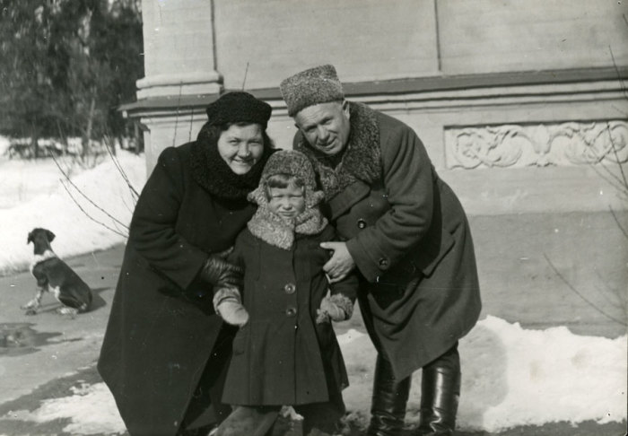 Никита Хрущёв с супругой и удочерённой внучкой Юлей. / Фото: www.magspace.ru