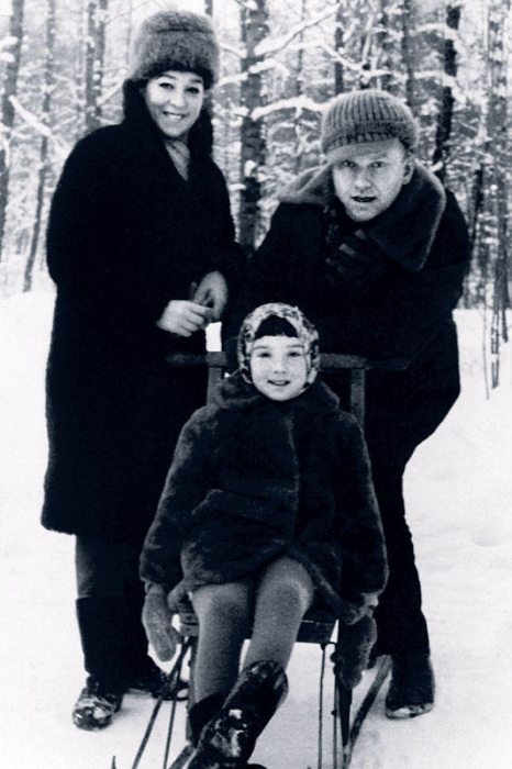 Дмитрий Бучкин и Александра Завьялова с дочерью. / Фото: www.7days.ru