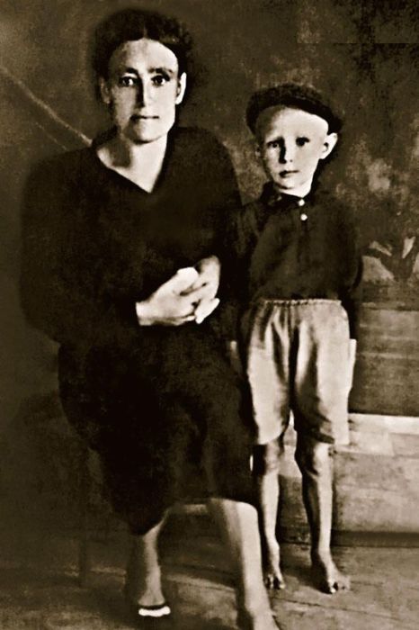 Александр Михайлов в детстве с мамой, Степанидой Наумовной. / Фото: www.7days.ru
