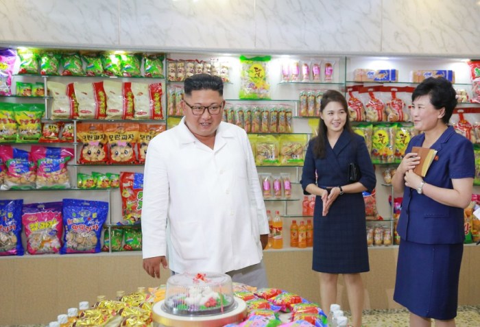 Ким Чен Ын и его жена Ри Соль Чжу осматривают демонстрационный зал продуктов на фабрике продуктов питания. / Фото: www.38north.org