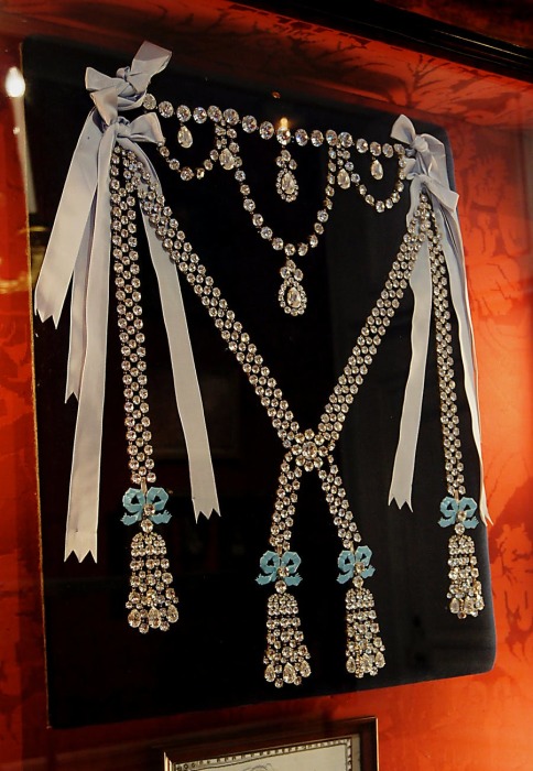  Реконструированное ожерелье королевы. / Фото: www.barnebys.com