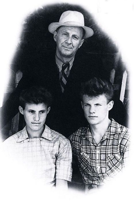 Виталий Соломин (справа) с отцом и двоюродным братом. / Фото: www.7days.ru