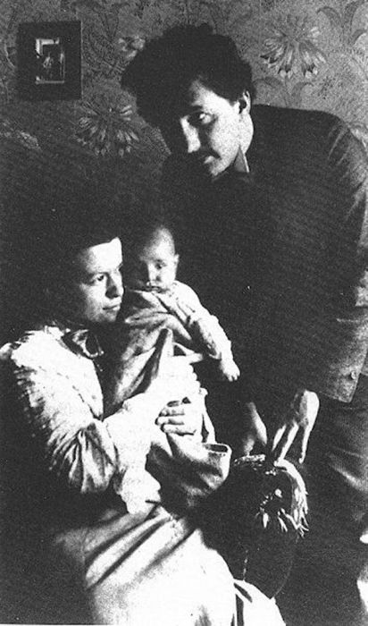 Альберт Эйнштейн и Милева Марич с сыном. / Фото: www.idntimes.com
