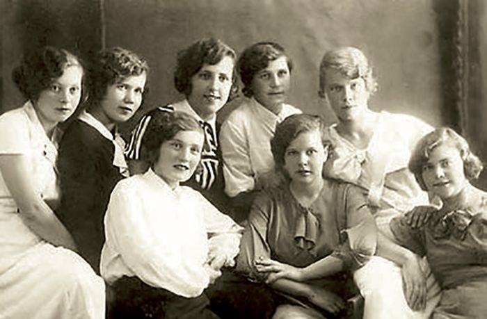 Екатерина Фурцева в молодости (средняя в нижнем ряду). / Фото: www.udivim.net