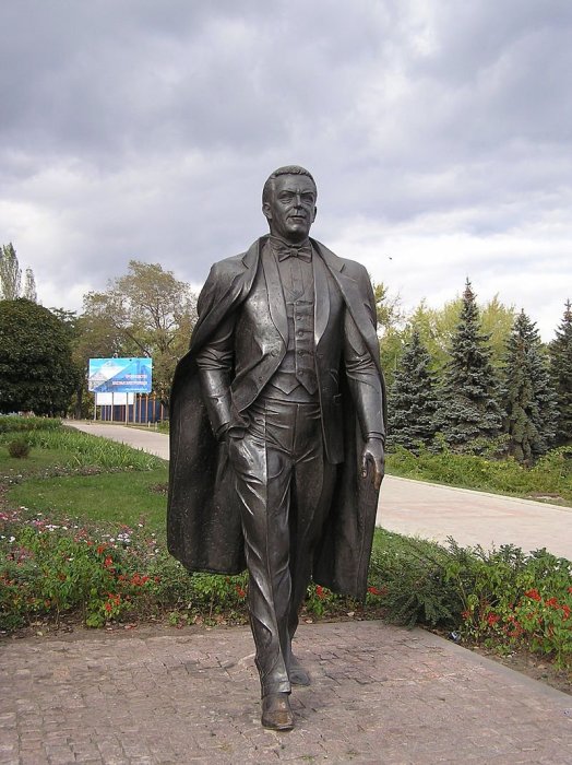 Памятник Иосифу Кобзону в Донецке. / Фото: www.twimg.com