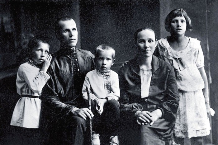 Иван Лапиков (слева) с родителями, братом и сестрой. / Фото: www.fishki.net