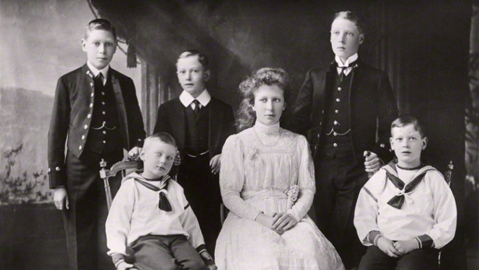 Принц Джордж (крайний справа) со своими братьями и сёстрами в 1912 году. / Фото: www.gettyimages.com