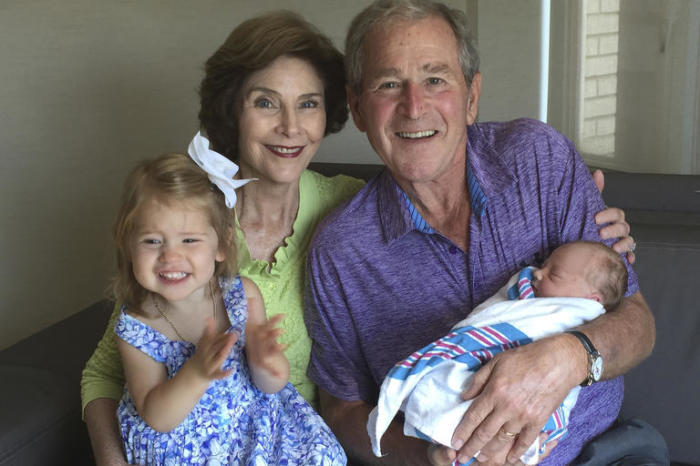 Джордж Буш-младший с женой и внуками. / Фото: www.msnbc.com