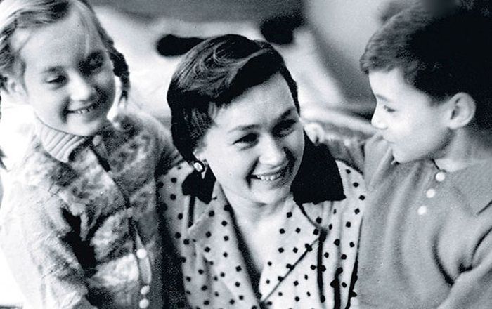 Нина Архипова с детьми Леной и Мишей. / Фото: www.kino-teatr.ru