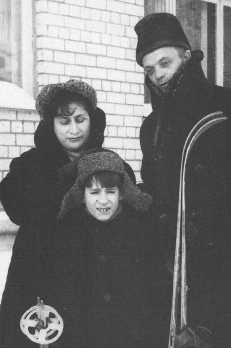 Рива Левите с сыном Евгением и Владиславом, сыном мужа от первого брака. / Фото: www.mk.ru