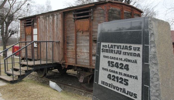 Памятник жертвам депортации в Латвии. / Фото: www.bessmertnybarak.ru