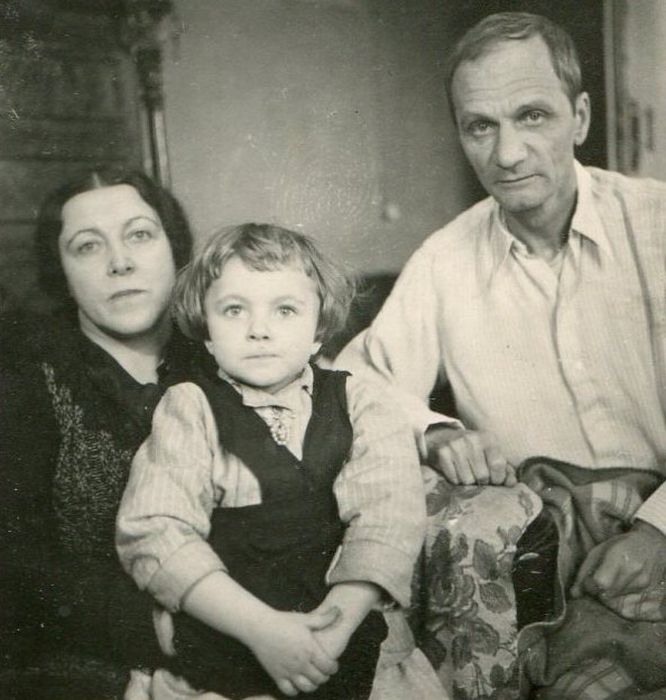 Андрей Платонов с женой Марией Александровной и дочерью Машей. / Фото: www.riavrn.ru