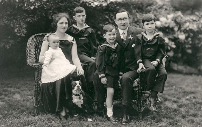 Берти Ч. Форбс с женой и детьми. / Фото: www.gorets-media.ru
