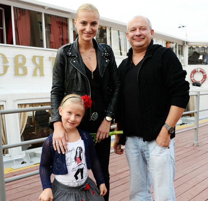 Дмитрий Марьянов и Ксения Бик с дочерью. / Фото: www.ruposters.ru