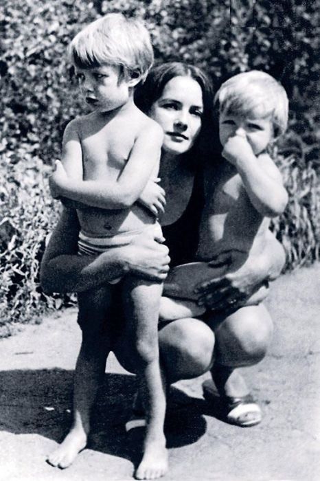 Татьяна Епифанцева с сыновьями. / Фото: www.7days.ru
