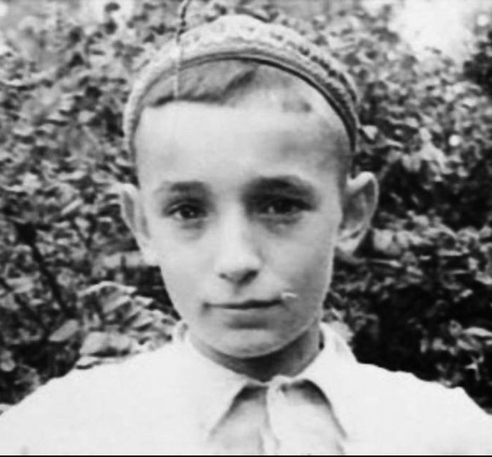 Валентин Гафт в детстве. / Фото: www.twimg.com